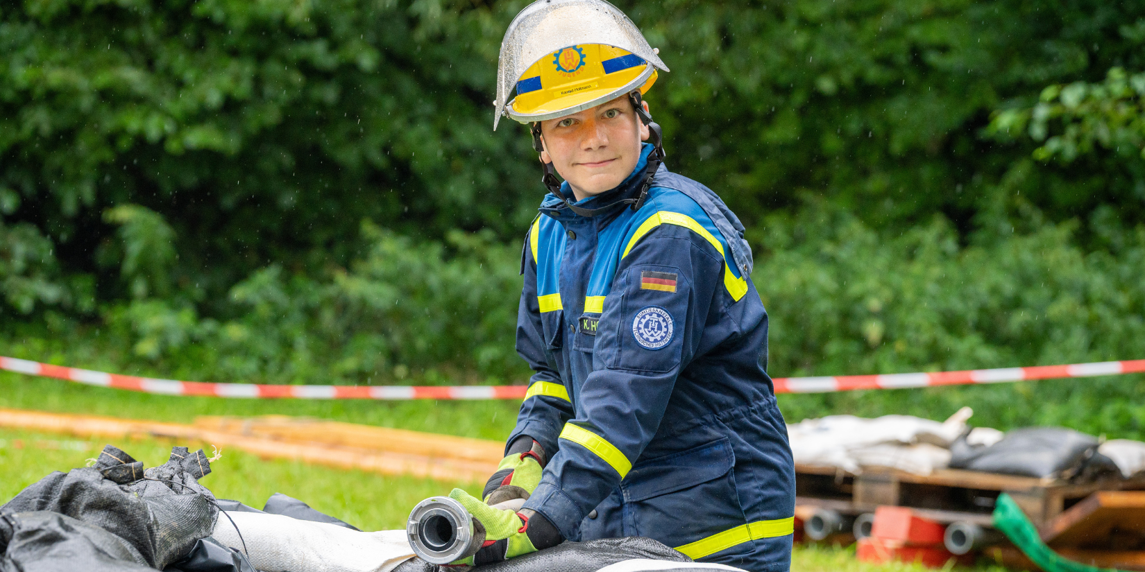 Ein Junge in Uniform der THW-Jugend schaut in die Kamera.